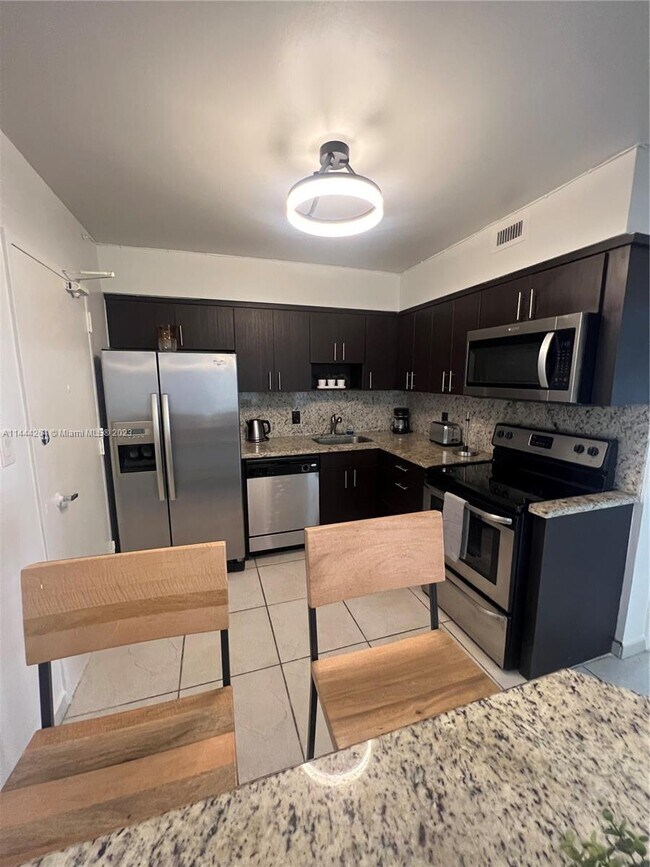 Building Photo - 5161 Collins Ave Unit 1211