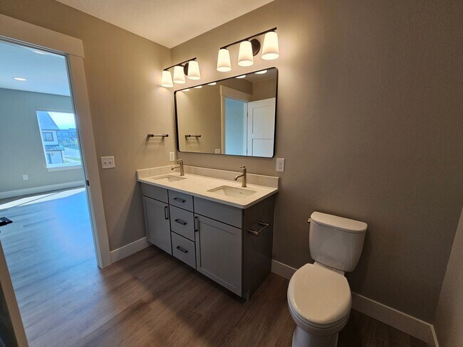 Building Photo - Brand New Townhome