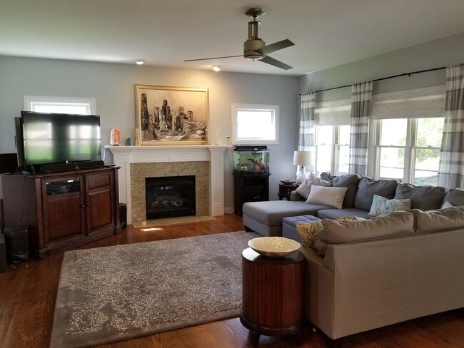 Building Photo - 4 bedroom in Downers Grove IL 60516