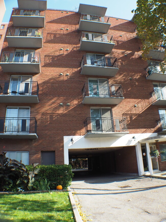 Building Photo - 147 Catharine St S