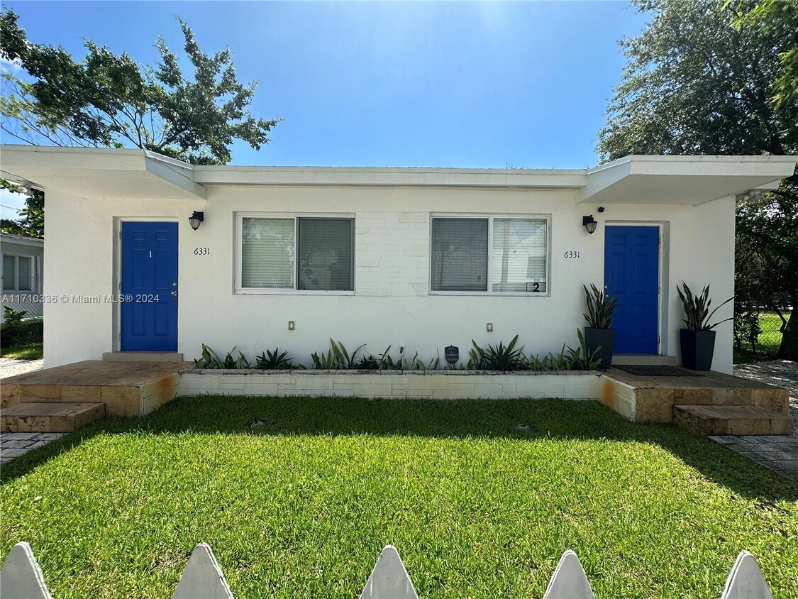 Foto principal - 6331 NE 4th Ct