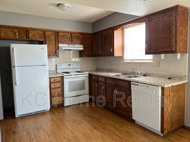 Building Photo - 825 Spring Ct