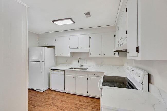 Building Photo - Lovely Ladson Brick Ranch!