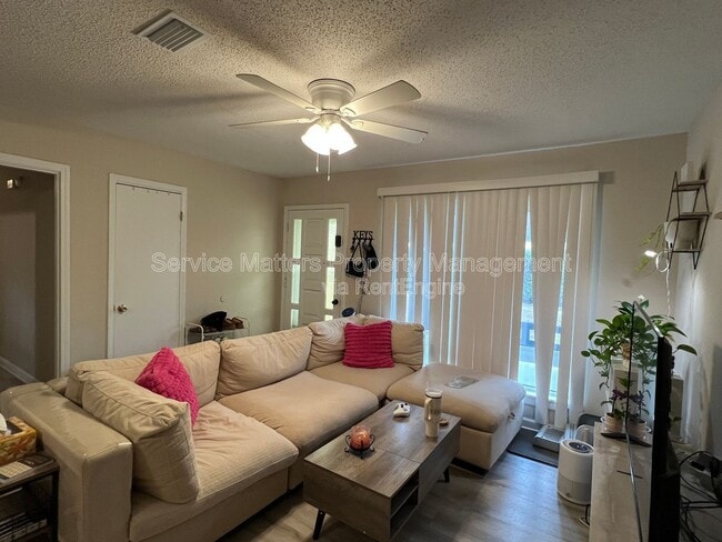 Building Photo - 303 Newcastle Dr