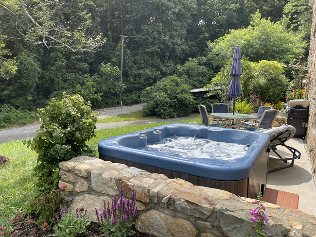 Optional Private 4 Person Hot Tub - 336 Chunns Cove Rd