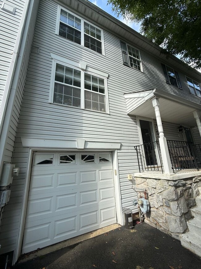 Building Photo - 4614 Louise St Claire Dr