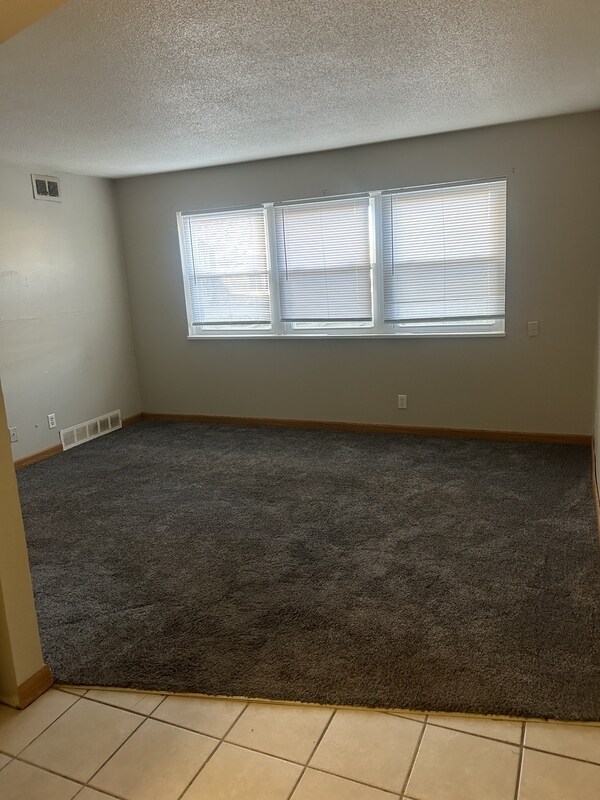 Building Photo - 1450 Meadowview Dr