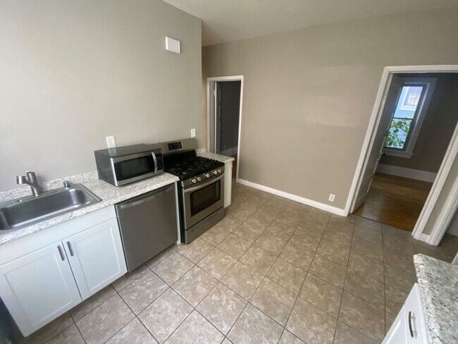 Foto del edificio - 1438-1440 S 71st Street - 3 Family