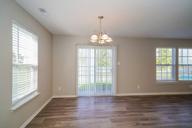 Foto del edificio - 7462 Carnation Ln