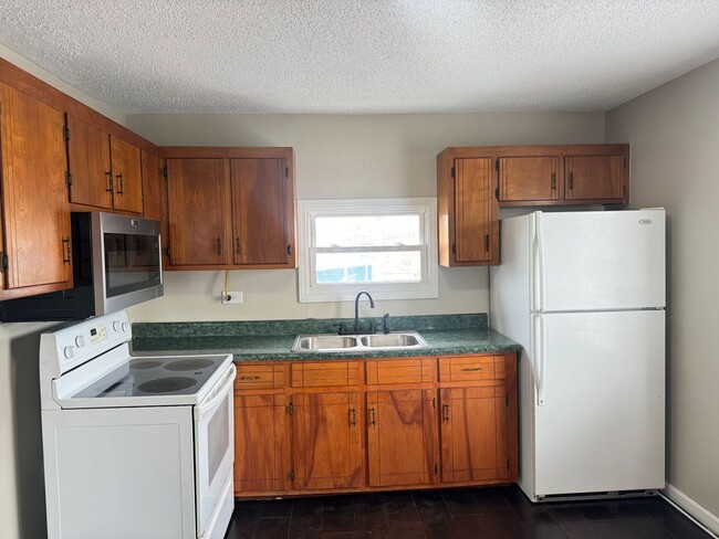 Building Photo - Talk about CONVENIENT! 3bdr/1ba apartment....