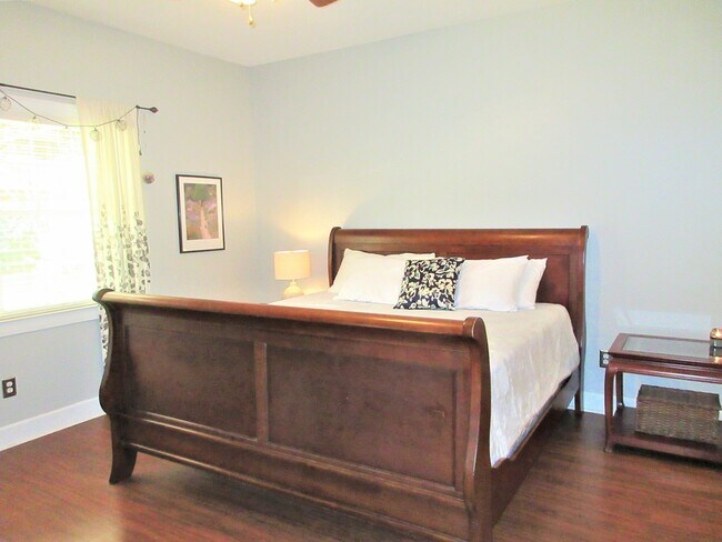 Building Photo - 3/2 Charming Cottage style home!