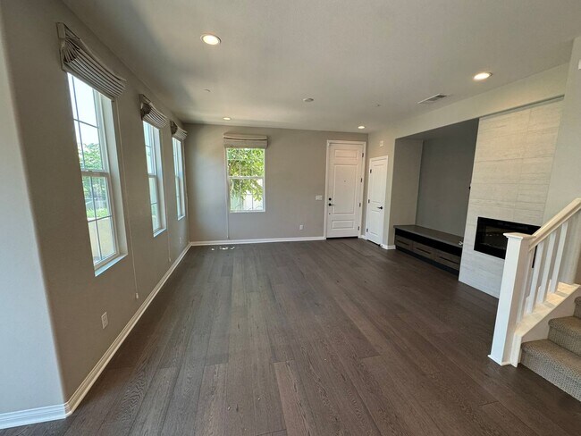 Foto del edificio - Charming 3-bedroom 2.5 bath nestled inside...