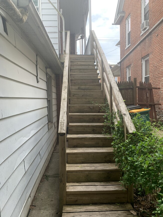 Steps leading to enterence. - 321 Lincoln Way W