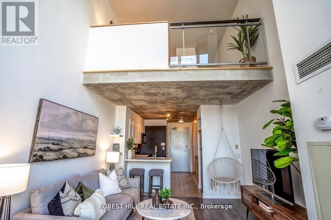 Building Photo - 255 Richmond St E