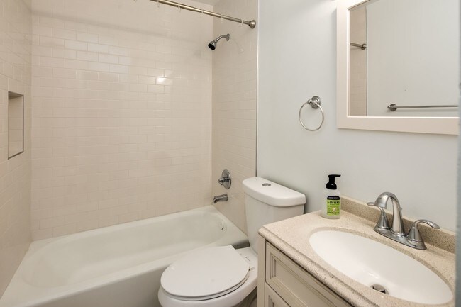 Foto del edificio - 1355 Riggs St NW