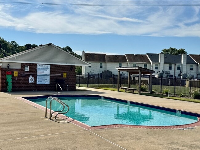 Foto del edificio - Glenleigh 1st-time Rental! Pet-Friendly, End-Unit Townhome, Cul-De-Sac with HUGE fenced backyard!