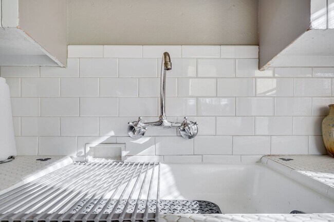 Foto del edificio - UNFURNISHED Charming 1 Bed, 1 Bath Rental Condo in Arbor Lodge neighborhood!
