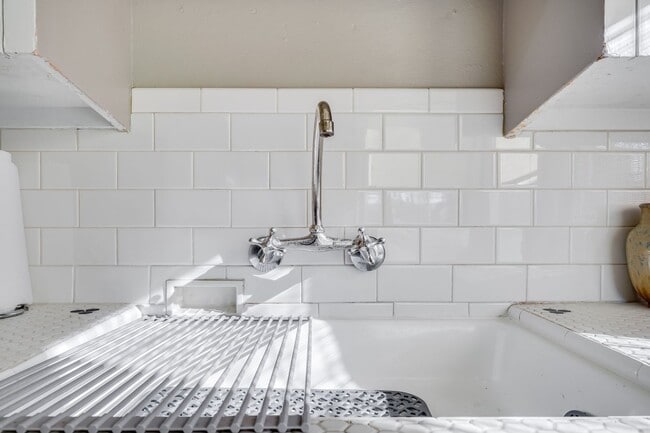 Building Photo - UNFURNISHED Charming 1 Bed, 1 Bath Rental Condo in Arbor Lodge neighborhood!