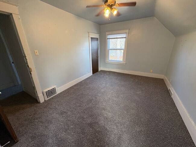 Foto del edificio - 325/327 3rd St NE