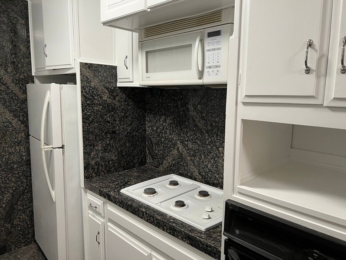 Primary Photo - 6160 Whitsett Ave