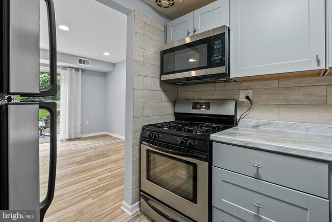 Building Photo - 2201 Strahle St