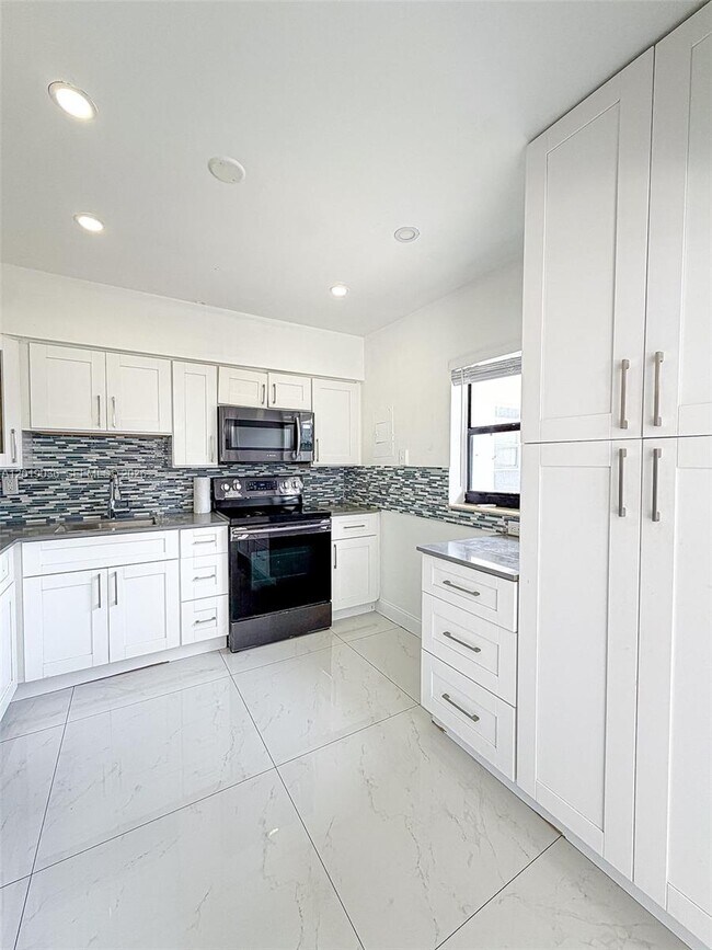 Foto del edificio - 240 NW 36th St