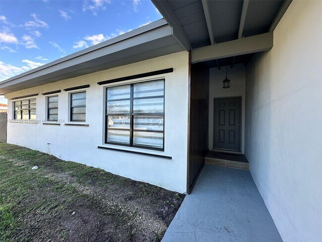 Building Photo - 9570 Jamaica Dr