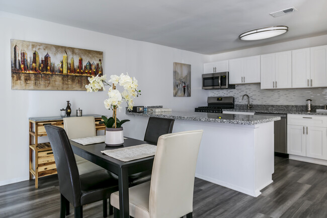 Garden Dining & Kitchen - TowsonTown Place Apartments