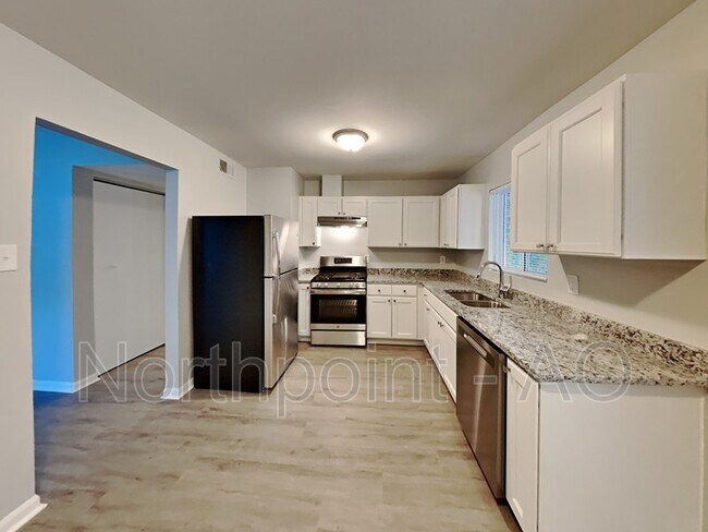 Building Photo - 524 Solar Dr