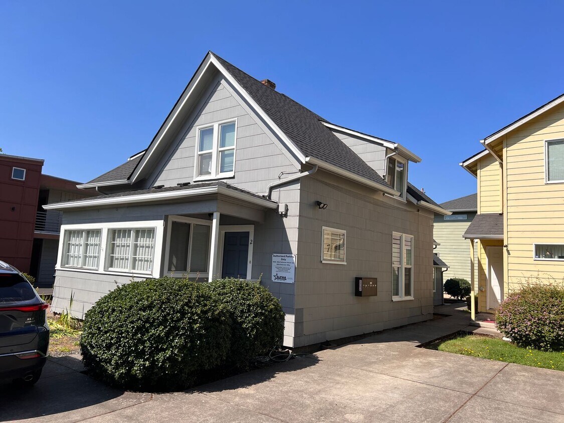 Foto principal - 2 Bedroom 1 bath near UO