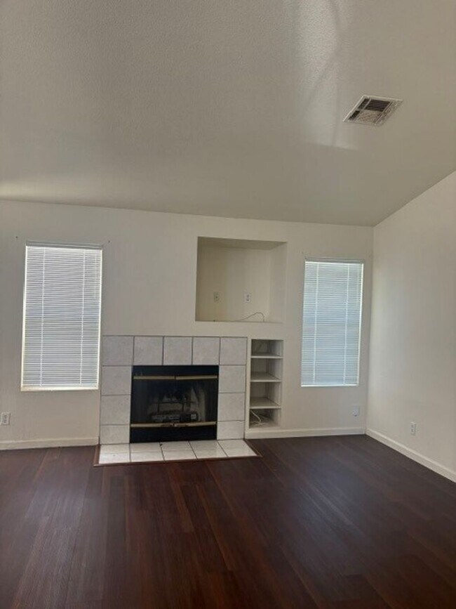 Foto del edificio - 4 Bedroom/2 Bath Home in the Northwest - $2395 Per Month!