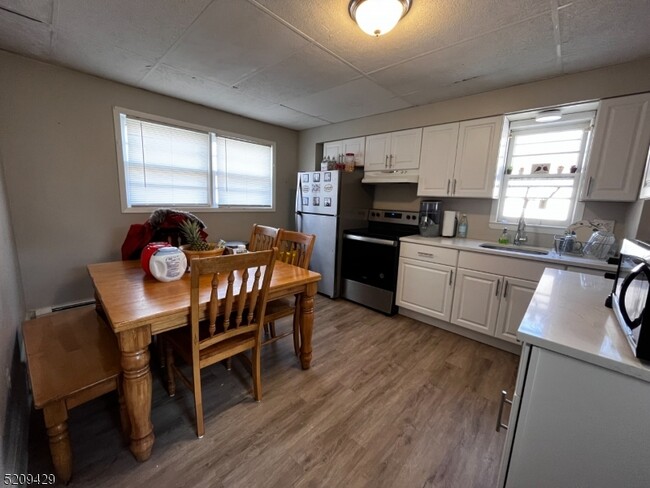 Building Photo - 20 Clove Ave