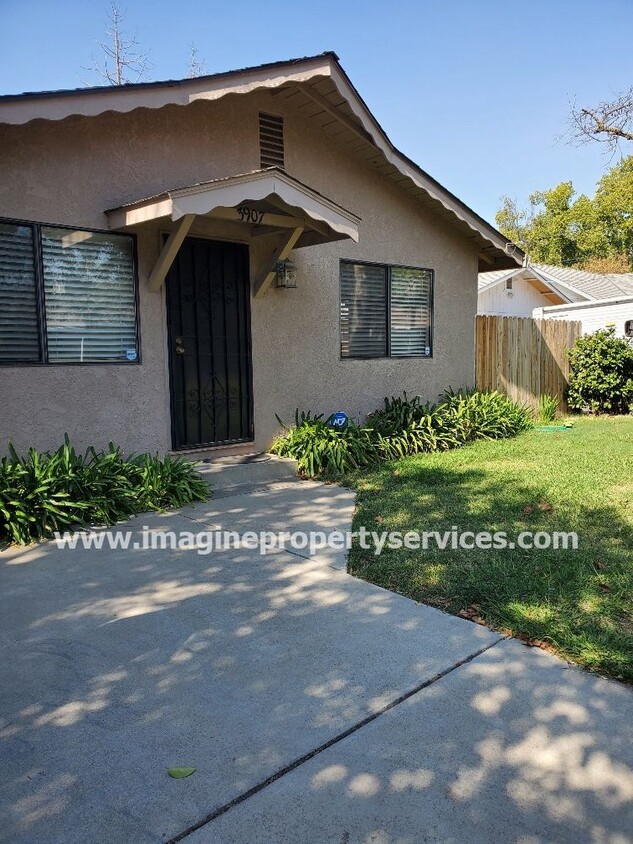 Foto principal - 2 bd 1 bath Cut Cottage For Rent Carmichael