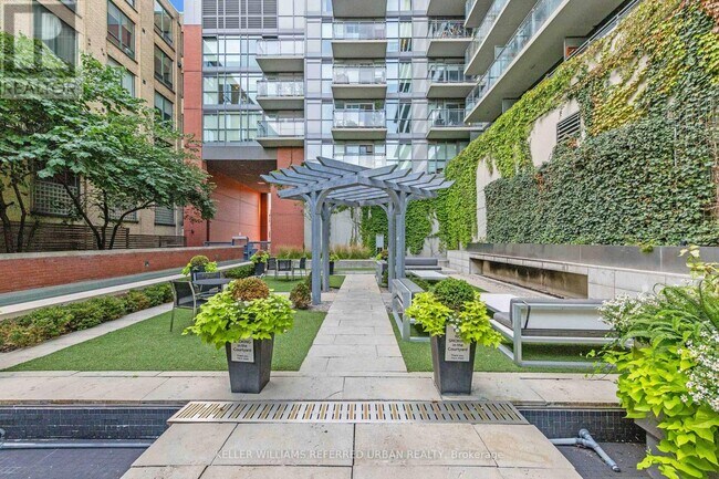 Photo du bâtiment - 775-775 King St W
