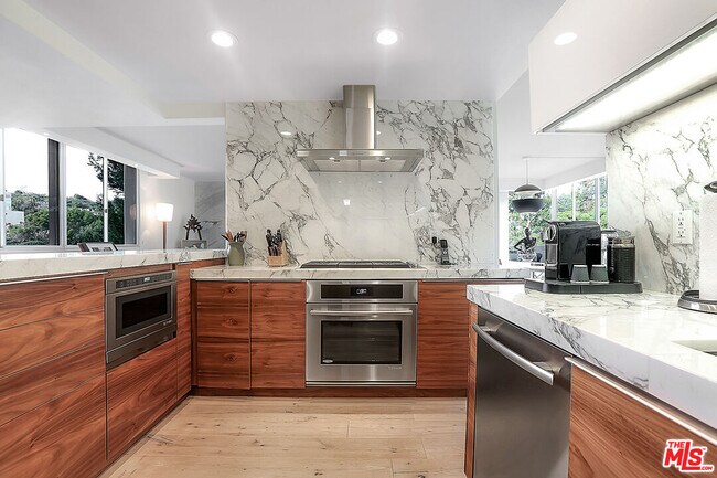 Foto del edificio - 17352 Sunset Blvd