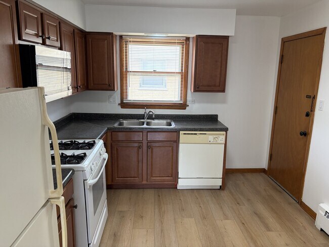 Foto del edificio - 18518 Wildwood Ave