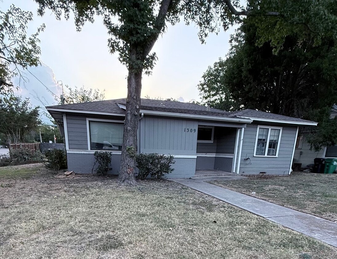 Building Photo - 3 bed/1 bath, with carport - Interior upda...