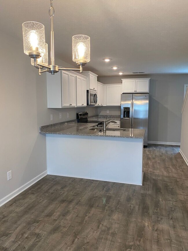 Foto del edificio - 3 BD 2.5 BA | 2 Car Garage | End Unit Townhome