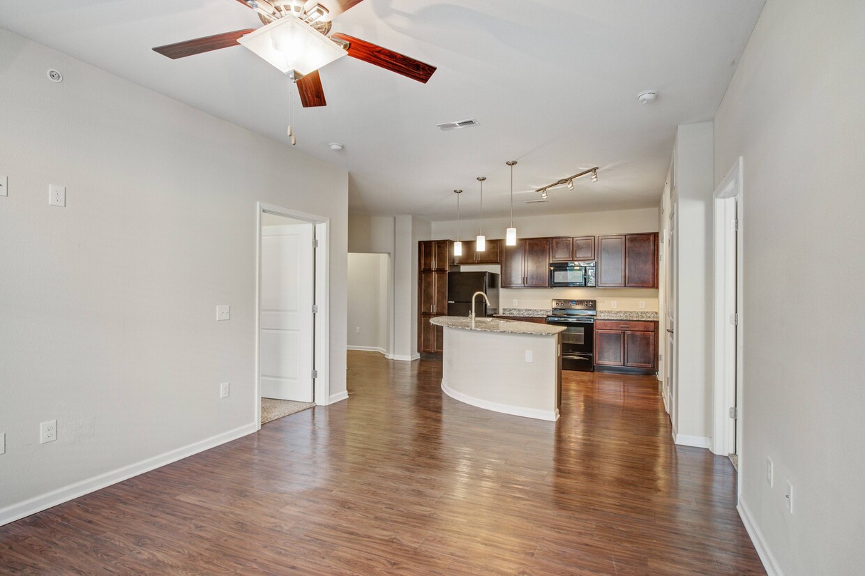 Impresionante cocina con piso estilo madera noble - Reveal on Cumberland Apartments