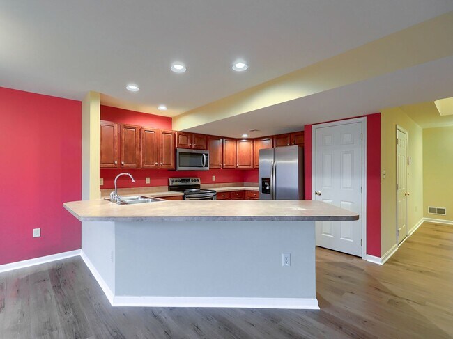 Building Photo - Spacious 3 Bedroom Townhome