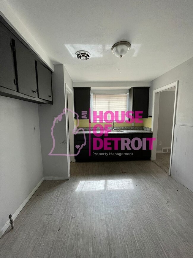Building Photo - 3 BEDROOM | 1 BATH | FREE PRE SCREEN
