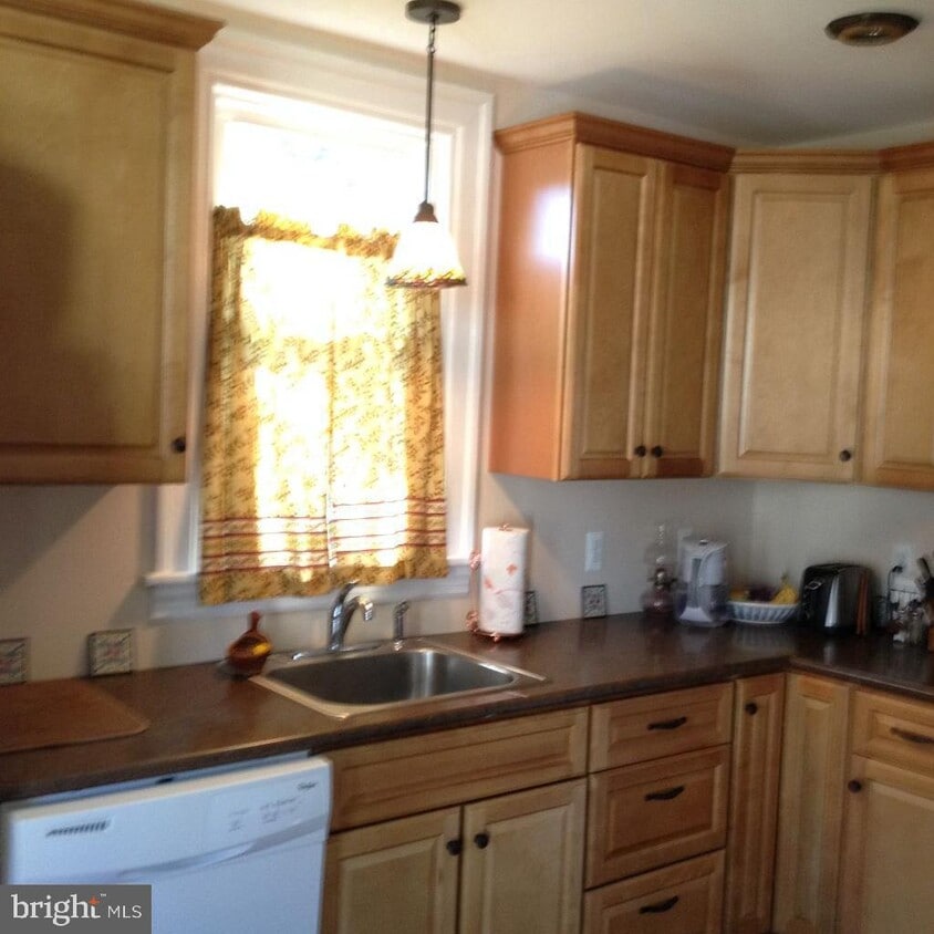 49 N Ridge Ave Unit 1ST FLOOR, Ambler, PA 19002 Room for Rent in