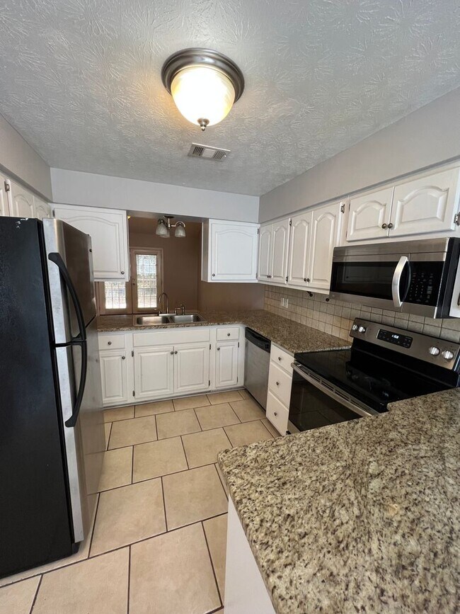 Building Photo - Pet Friendly fenced Duplex in Auburn for r...