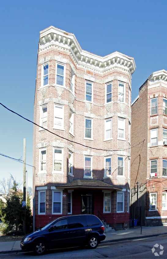 Primary Photo - 13 Knowles St