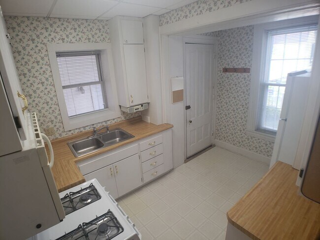 Foto del edificio - Spacious 1 bedroom 1 bath on the Main Level of a 5 plex.