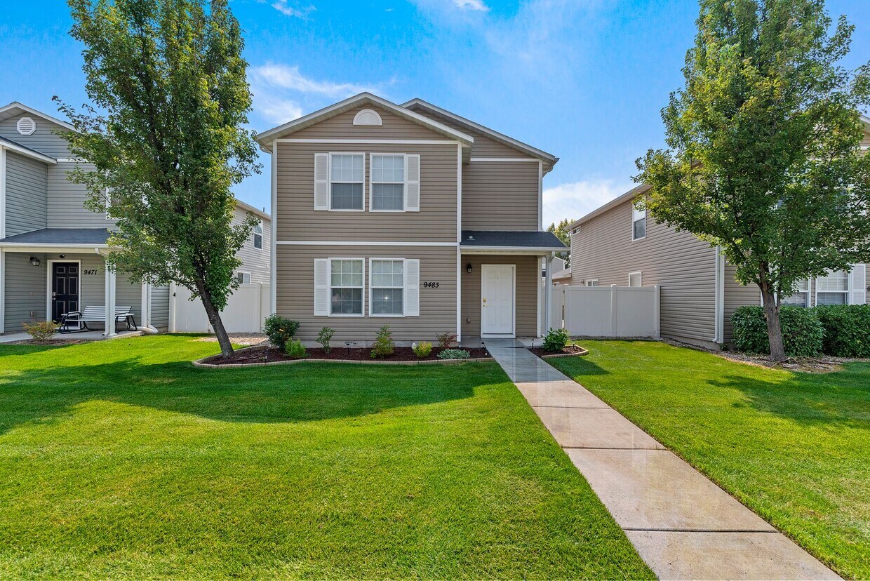 Foto principal - Very Clean 3 Bedroom Home with Community Pool _ Pet Friendly!