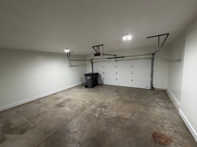 Building Photo - Totally Renovated 3 Bedroom, 2-1/2 Bathroom Duplex with 2-Car Garage Available in Middlebury