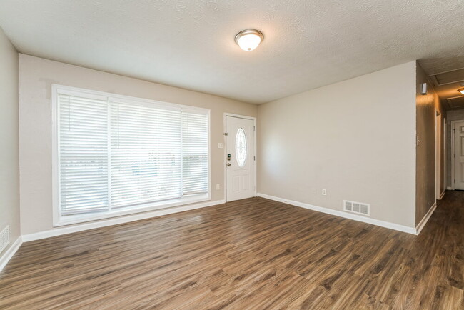 Building Photo - 303 Mercer Dr