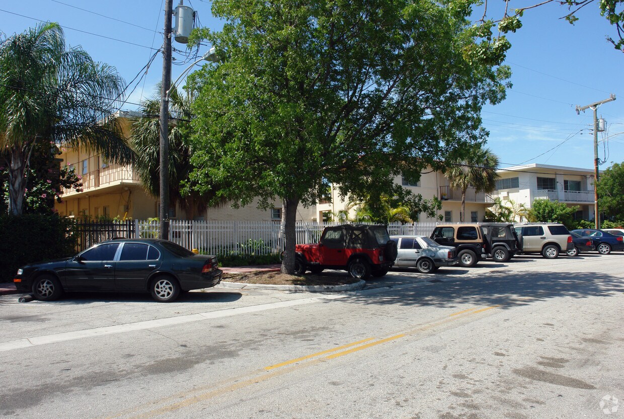 Primary Photo - 920-930 Bay Dr