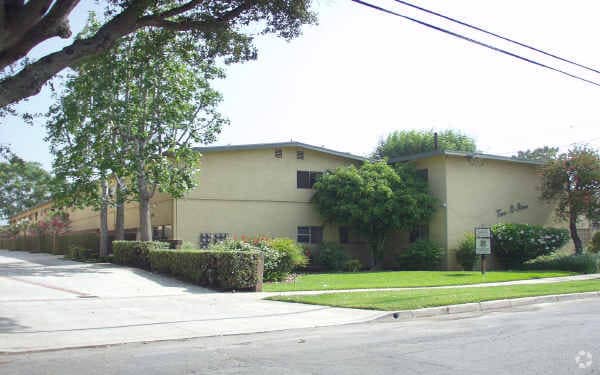 Building Photo - Live Oak Apts